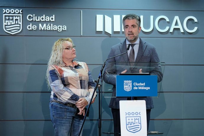 El concejal delegado del distrito Este, Carlos Conde, junto a la presidenta de la Asociación de Vecinos de El Palo, Mercedes Ruth Pírez, presenta la 46 edición de la Carrera Popular de El Palo.