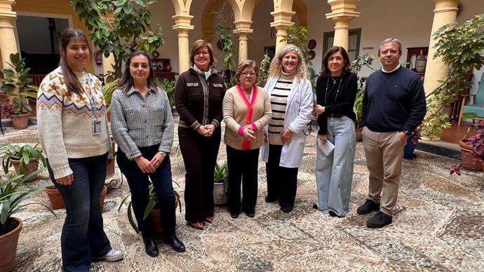 Sánchez (centro) y Botella (2ª dcha.), durante su visita a la Residencia San Juan de la Cruz.
