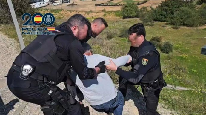 Agentes de la Policía Nacional rescatan a una persona mayor que se había desorientado y caminaba por las vías del tren en Jerez