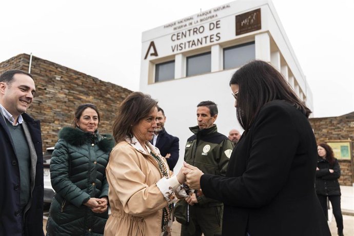 La consejera de Sostenibilidad y Medio Ambiente de la Junta de Andalucía, Catalina García, saluda a la alcaldesa de Laujar de Andarax, Almudena Morales, a su llegada al Centro de Visitantes del municipio en el Espacio Natural de Sierra Nevada. 