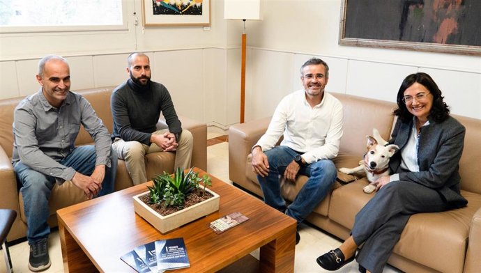 La rectora con el equipo Biodogtor.