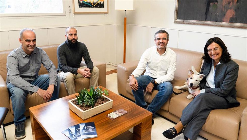 La rectora con el equipo Biodogtor.