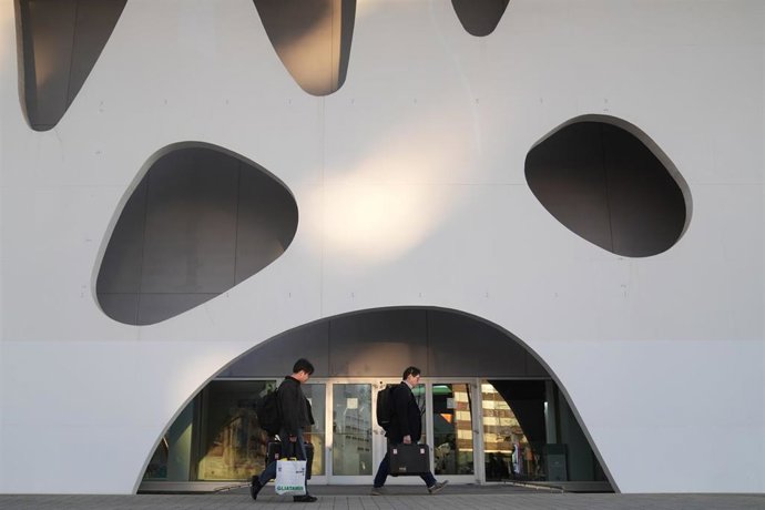 Varias personas durante la primera jornada del Mobile World Congress Barcelona 2026