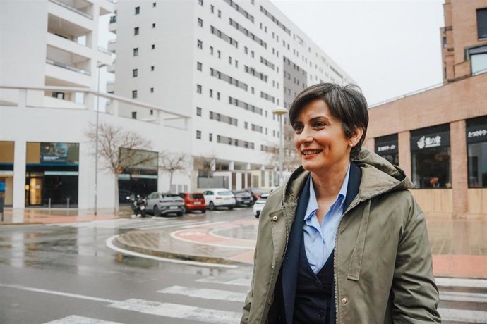 La ministra de Vivienda y Agenda Urbana, Isabel Rodríguez, en las inmediaciones de la promoción de Les Naus de Alicante