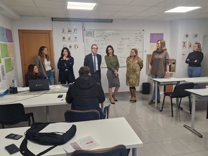 La delegada territorial de Justicia, Administración Local y Función Pública, María Teresa Pardo, y el delegado territorial de Desarrollo Educativo y Formación Profesional, Miguel Briones, en las instalaciones de SIMA