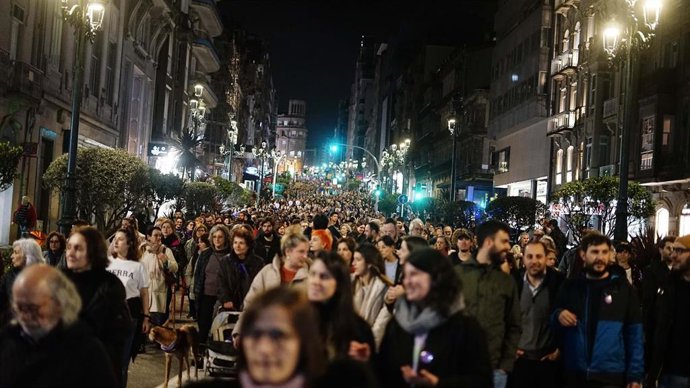 Archivo - Cientos de personas durante la manifestación convocada en Vigo el año pasado.