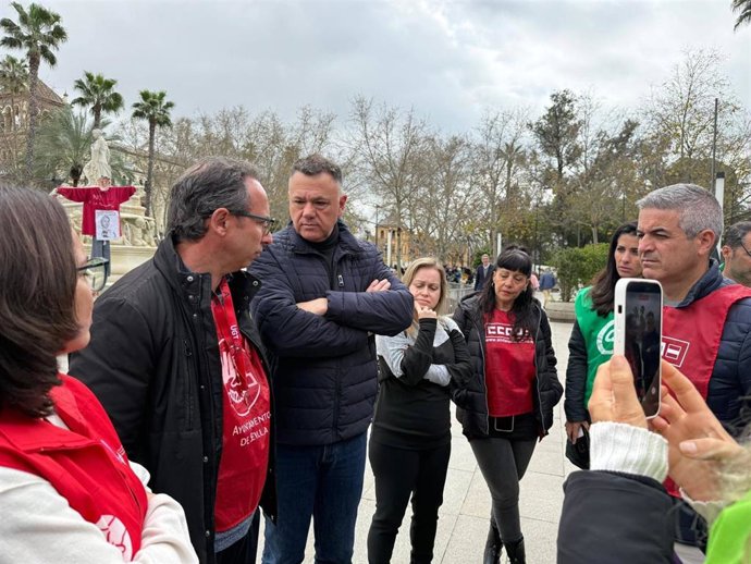 El candidato de Podemos a la Junta de Andalucía, Juan Antonio Delgado, se reúne con trabajadores de limpieza de colegios de Sevilla.