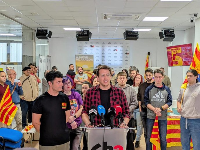 EL portavoz de CHA, Jorge Pueyo, junto al presidente de CHA Zaragoza, Chuaquín Bernal, en el acto de este jueves en la sede nacional de CHA.