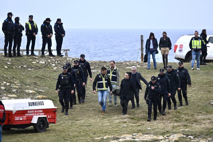 Agentes de los Servicios de Emergencias trabajan en la playa de El Bocal, a 5 de marzo de 2026, en Santander, Cantabria (España).