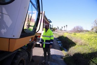 El responsable del Área de Cooperación de la Diputación de Cádiz, Javier Bello, supervisa obras en una carretera de la provincia