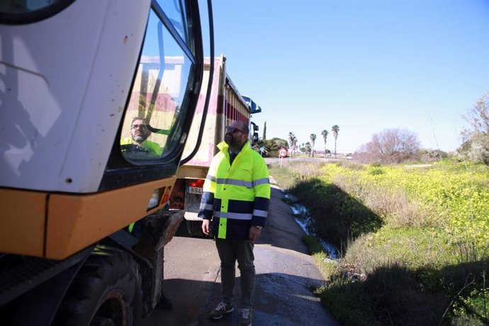 El responsable del Área de Cooperación de la Diputación de Cádiz, Javier Bello, supervisa obras en una carretera de la provincia