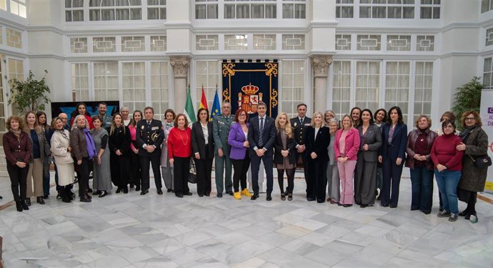 Foto de familia en la Delegación del Gobierno en Andalucía con motivo de la declaración institucional por el Día Internacional de la Mujer, 8M.