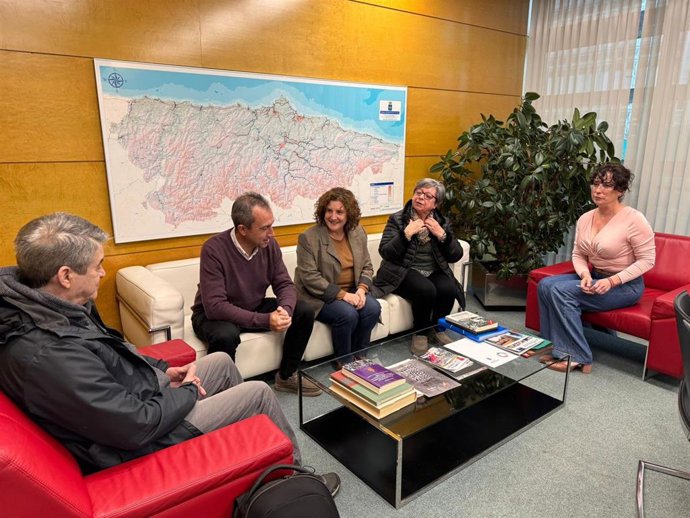 El consejero de Ordenación del Territorio, Urbanismo, Vivienda y Derechos Ciudadanos, Ovidio Zapico, mostró su respaldo a los trabajos de búsqueda de los milicianos asturianos de la CNT que murieron en abril de 1937.