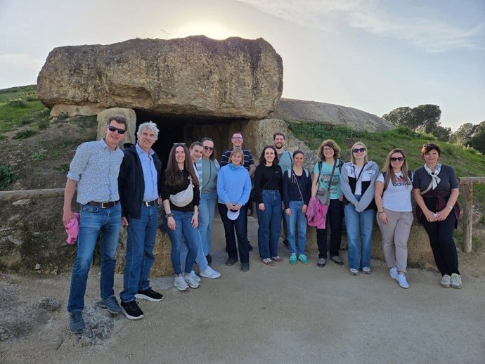 El grupo, formado por una docena de participantes, ha desarrollado un programa diseñado para ofrecer una visión completa del destino desde una perspectiva profesional.