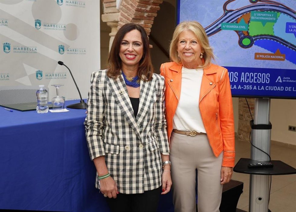 De izquierda a derecha, la consejera de Fomento, Rocío Díaz, con la alcaldesa de Marbella, Ángeles Muñoz, en una imagen de archivo.