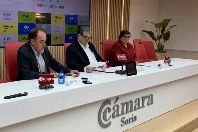 De izda a dcha, Benito Serrano, Alberto Santamaría y María Ángeles Robles dan datos de Impulso Emprende en Soria.