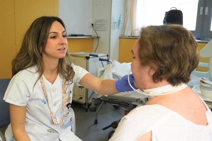 Una médico atiende a una paciente