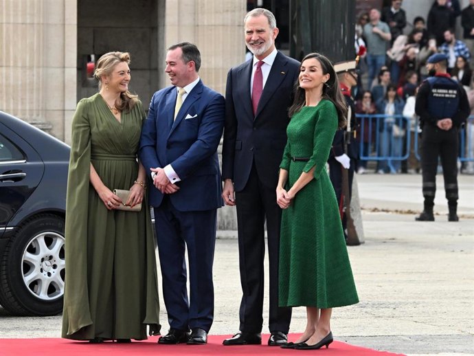 Stéphanie de Lannoy, Guillermo V de Luxemburgo, el Rey Felipe VI y la Reina Letizia durante el recibimiento en el Palacio Real