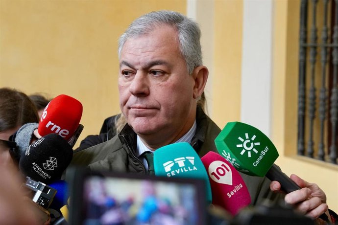 Archivo - El alcalde de Sevilla, José Luis Sanz, en una atención a medios. En imagen de archivo.