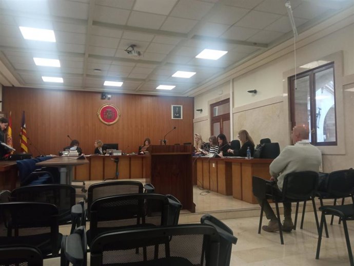 Una niña acusa a su padre de pegarle y él aporta en su defensa una quincena de denuncias de la madre, todas archivadas.