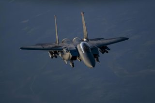 Archivo - Un caza F-15E Strike Eagle de Estados Unidos durante una patrulla en julio de 2025 en Oriente Próximo (archivo)