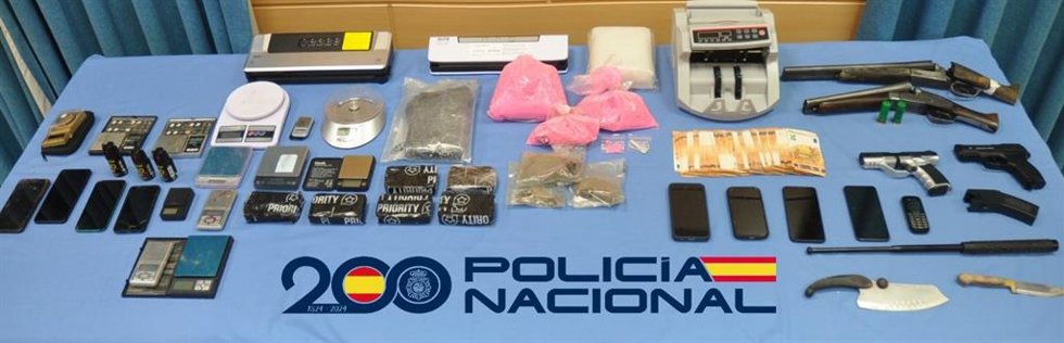 Sustancias estupefacientes, armas y dinero en efectivo incautados en la 'Operación Maya', que ha supuesto la desarticulación de una red de narcotráfico con base en León y el decomiso del mayor alijo de éxtasis en Asturias.