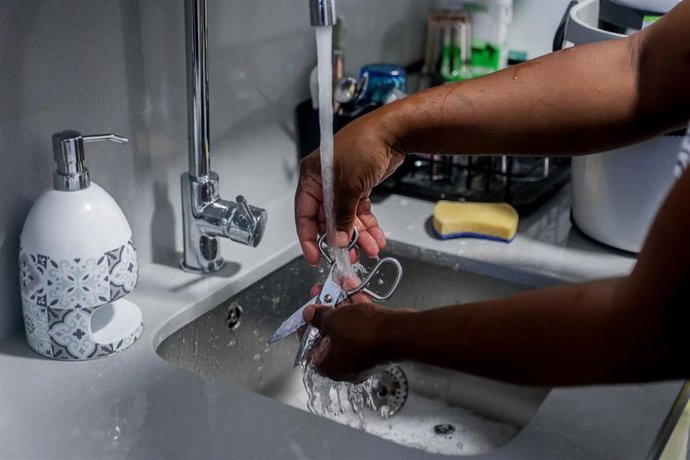 Archivo - Una mujer trabaja en el hogar. 