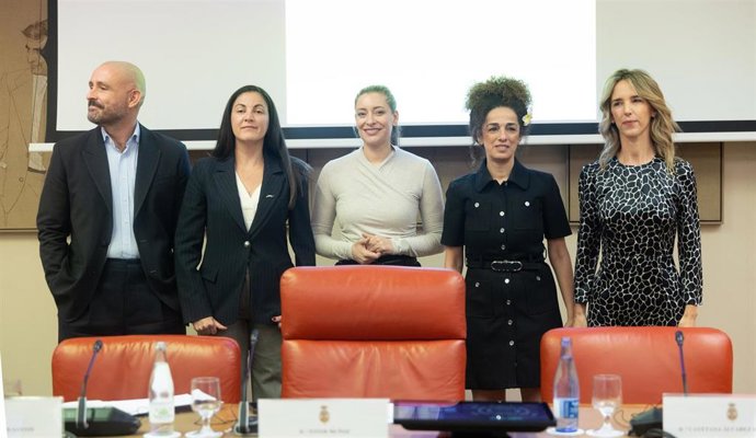 (I-D) El diputado del PP, Jaime Miguel de los Santos, la activista Rosa María Payá, la diputada del PP, Esther Muñoz, la diputada del PP, Cayetana Álvarez de Toledo y la periodista Masih Alinejad, durante la celebración de la jornada ‘8 de marzo. Día Inte