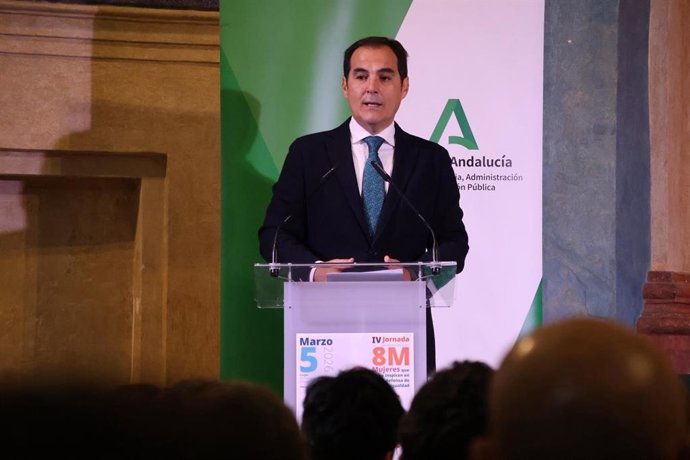 El consejero de Justicia, Administración Local y Función Pública, José Antonio Nieto, interviene en las IV Jornadas 'Mujeres que nos inspiran en defensa de la Igualdad' celebradas en Cádiz