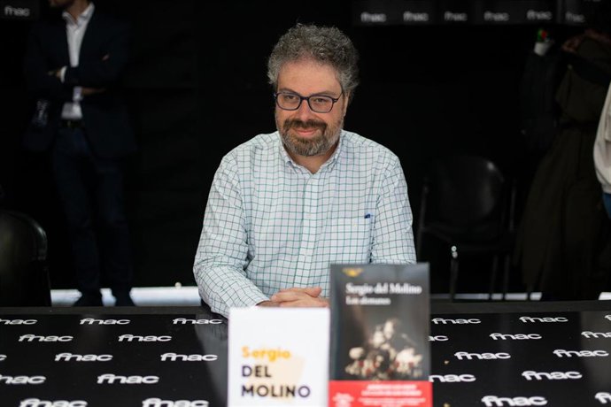 Archivo - El escritor Sergio del Molino durante la firma de libros en el día de Sant Jordi 2024, a 23 de abril de 2024, en Barcelona, Catalunya (España). Barcelona acoge como cada año la festividad de Sant Jordi y engalana la ciudad de rosas rojas. Además