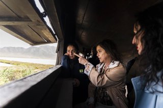 La consejera de Sostenibilidad y Medio Ambiente, Catalina García (c), visita las Salinas de Cabo de Gata, ante el inminente inicio de las obras de recuperación del espacio.