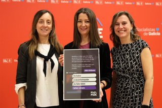La portavoz de Igualdade del PSdeG en el Parlamento, Paloma Castro; la secretaria de Organización, Lara Méndez; y la responsable de Igualdade de la Ejecutiva del PSdeG, Natalia González, en rueda de prensa
