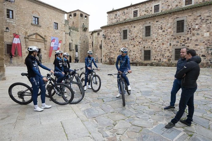 La Diputación de Cáceres apoya al ciclismo con el patrocinio del equipo Kazajoz Petrogold Extremadura XCO