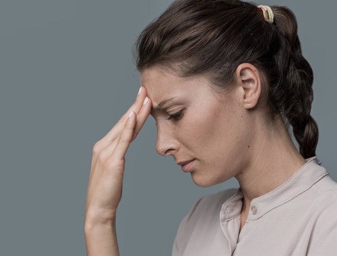 Archivo - Mujer con dolor de cabeza.