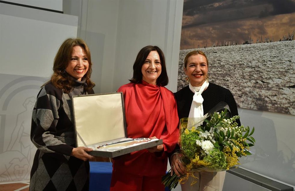 La Junta reconoce la labor de la jefa del servicio de Urbanismo de la Delegación Territorial de Fomento, Articulación del Territorio y Vivienda, Mari Carmen Moreno Avilés, por abrir la puerta al progreso y al avance de las empresas