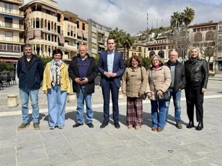 El vicepresidente primero de la Diputación, Juan Latorre (4i), con miembros de la asociación GAMA.