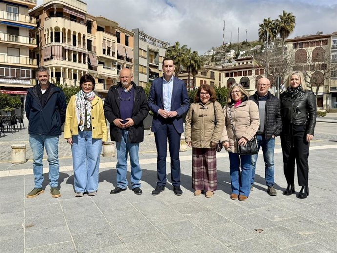 El vicepresidente primero de la Diputación, Juan Latorre (4i), con miembros de la asociación GAMA.