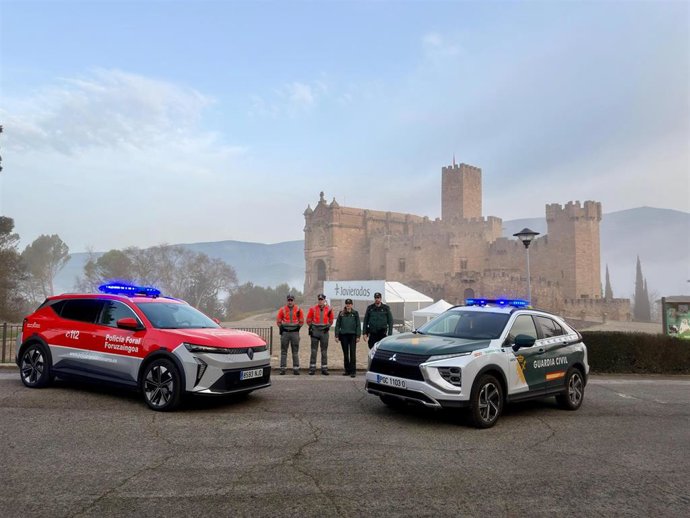 Agentes de Policía Foral y Guardia Civil en la explanada de Javier.