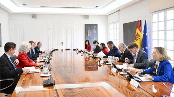 El presidente del Gobierno se reúne con el consejero delegado de Airbus, Guillaume Faury, en la séptima reunión del Mecanismo de Diálogo.
