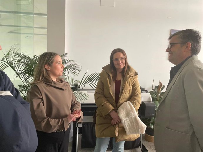 Visita del delegado de Empleo de la Junta en Granada, Javier Martín, al despacho de arquitectura de Mercedes Albarracín junto con la alcaldesa de Padul, Celia Villena, en el centro en la imagen