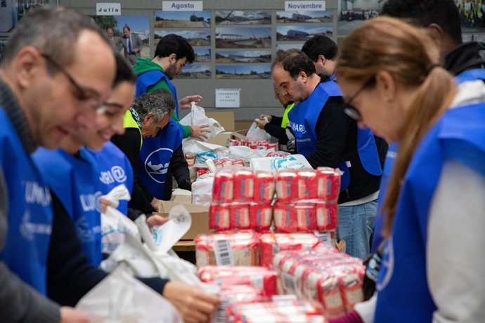 Archivo - Voluntarios de la Federación Española de Bancos de Alimento (FESBAL) realizando labores de recogida de alimentos.