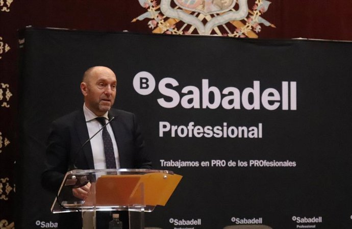 El presidente de la Junta Gneral, Juan Cofiño, en el acto de clausura del Foro Sabadell Professional Asturias.