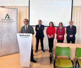 El delegado de Desarrollo Educativo de la Junta en Málaga, Miguel Briones, ha liderado este jueves un encuentro entre centros educativos de FP, empresas y cerca de 600 alumnos de la Axarquía