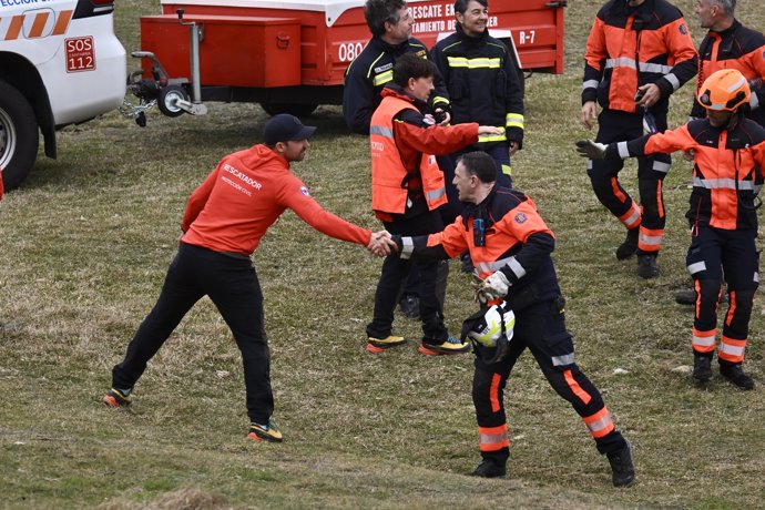 Agentes de los Servicios de Emergencias trabajan en la playa de El Bocal, a 5 de marzo de 2026, en Santander, Cantabria (España).