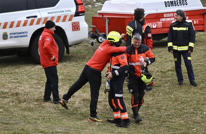 Agentes de los Servicios de Emergencias trabajan en la playa de El Bocal, a 5 de marzo de 2026, en Santander, Cantabria (España).