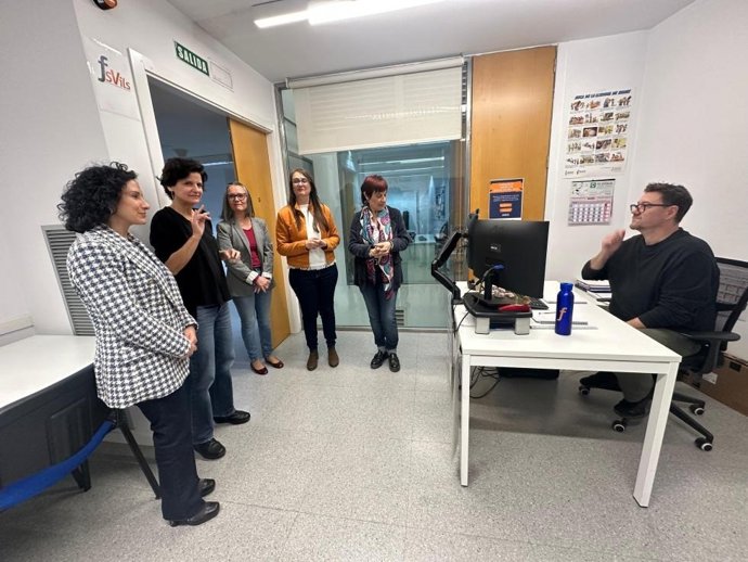 Elena Albalat visita la seu de la Federació de Persones Sordes de la Comunitat Valenciana (FESORD) a València.