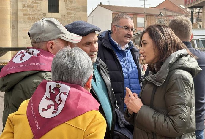 La candidata de UPL a la Presidencia de la Junta, Alicia Gallego (derecha), durante su visita a Valencia de Don Juan (León), dentro de los actos de la campaña electoral.