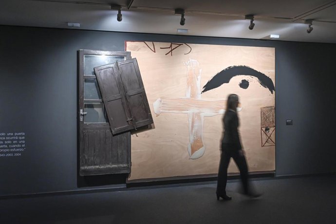 Una muestra monográfica en Bancaja invita a "experimentar el emocionante universo" de Tàpies con su obra tardía