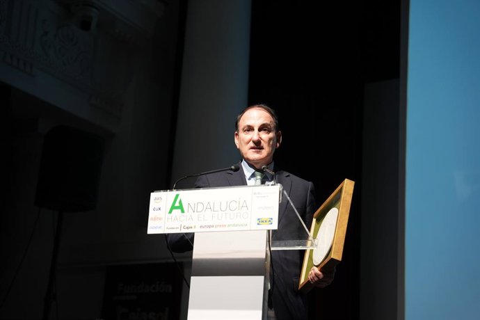 Archivo - El presidente de la Confederación de Empresarios de Andalucía, Javier González de Lara interviene desde el atril para agradecer el galardón otorgado a la CEA dentro de la jornada Andalucía hacia el futuro. A 18 de noviembre de 2025, en Sevilla (