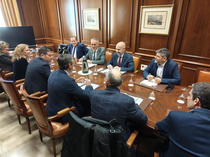 Reunión para coordinar las actuaciones de reparación y restablecimiento de los caminos rurales en la provincia de Málaga.